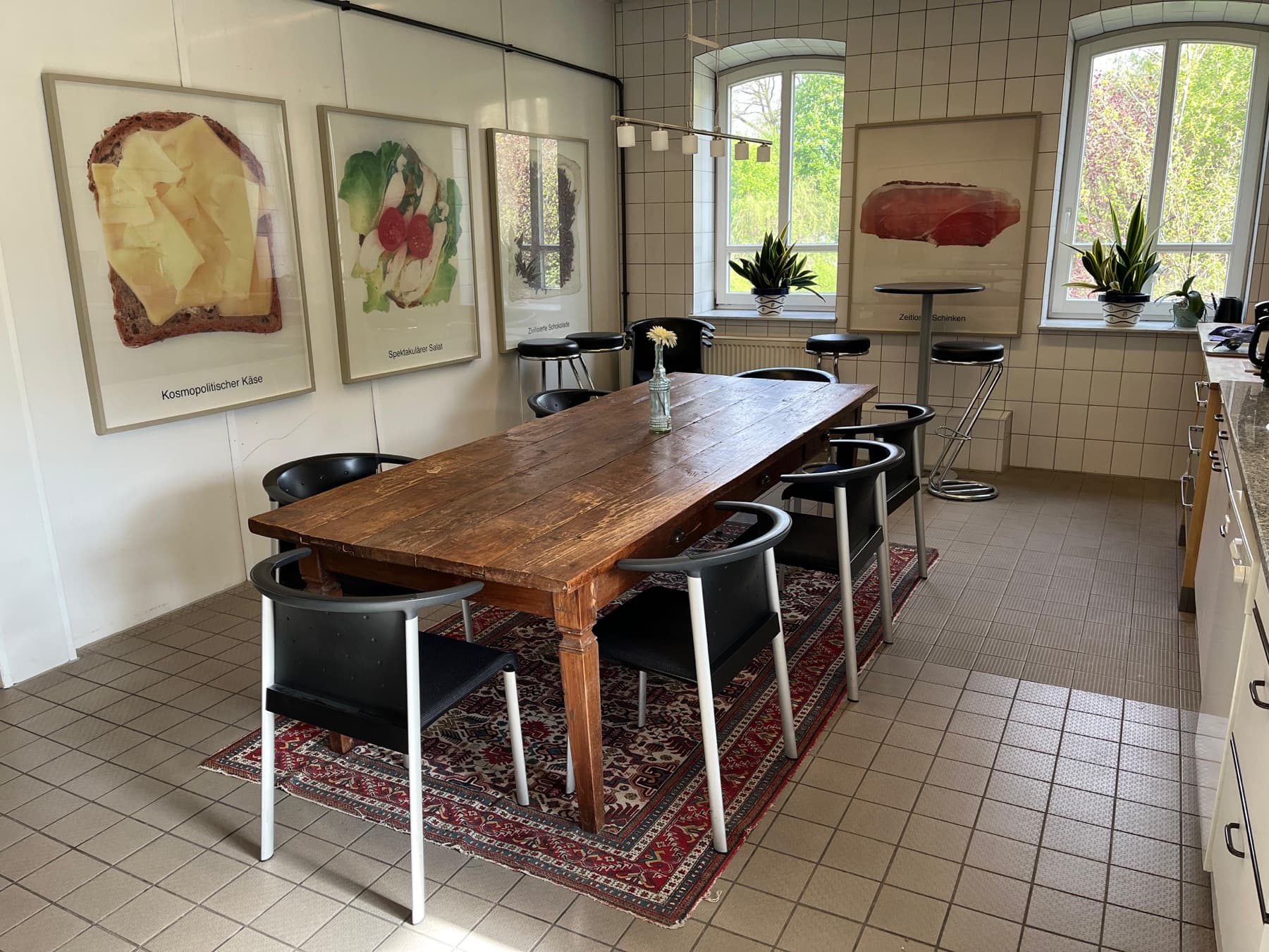 Große Küche mit Essbereich