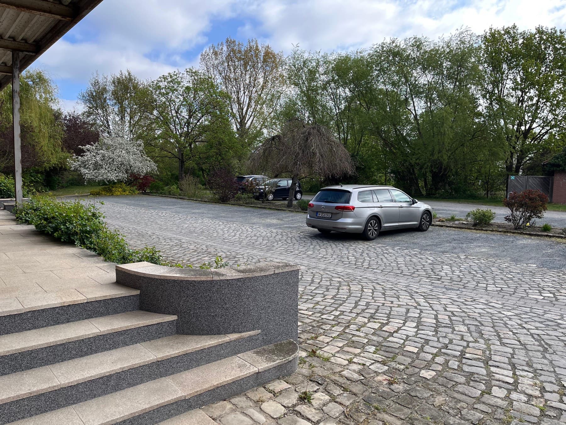 Großer hauseigener Parkplatz direkt vor dem Eingang