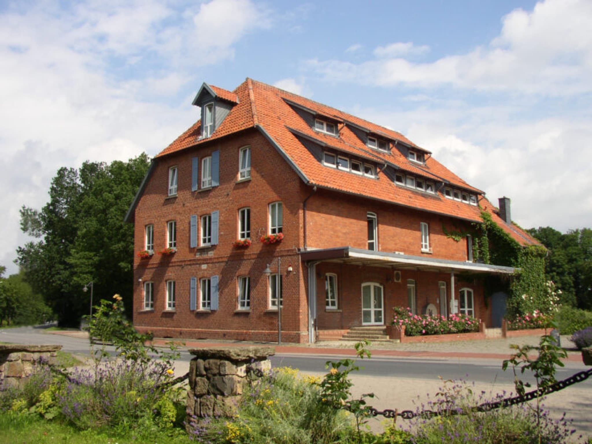 Die Okermühle in Meinersen – Backsteingebäude mit blauen Fensterläden an der Hauptstraße