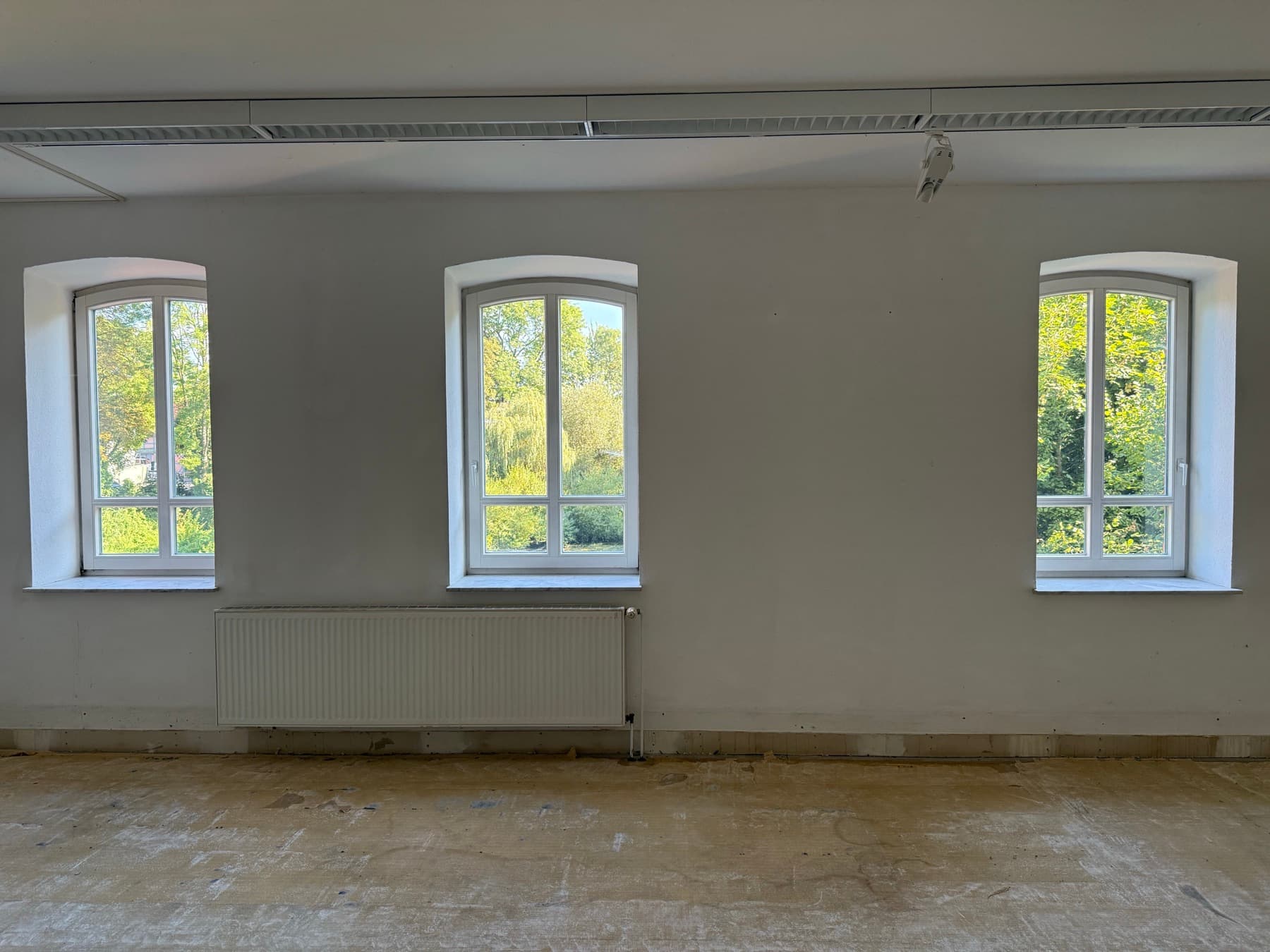 Helle Fläche im Erdgeschoss der Okermühle mit Blick ins Grüne